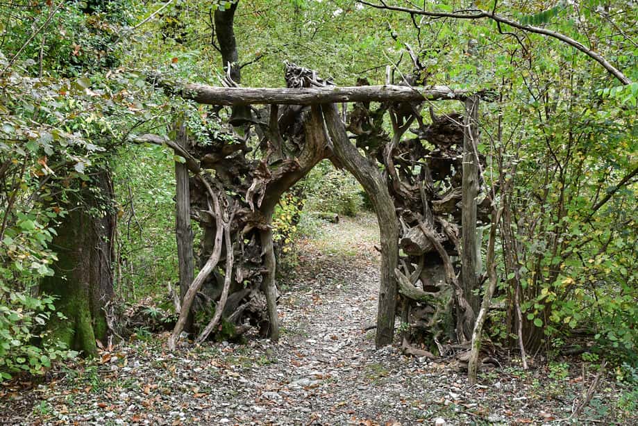 "scultura in rami di albero portale ingresso bosco incantato"