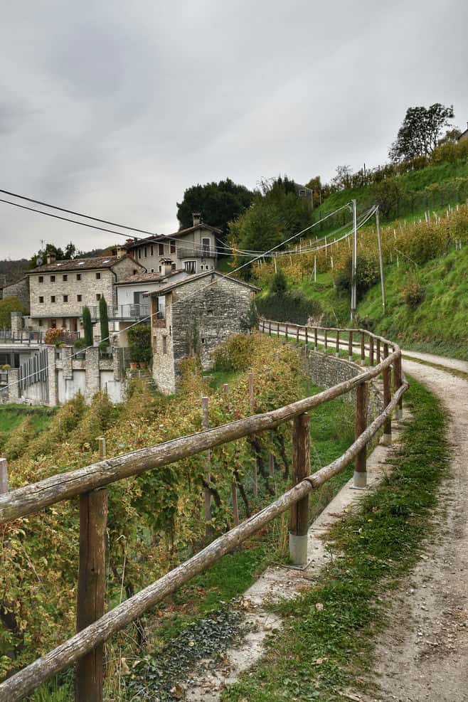 "strada che porta a borgo di colmellere"