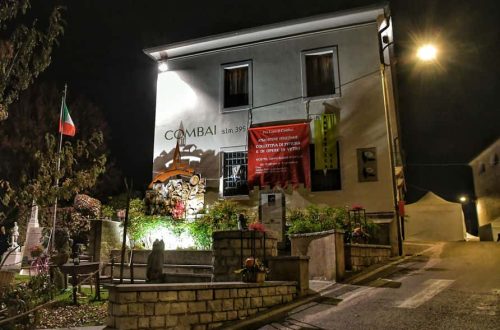 "il la casa principale di combai di notte illuminato"
