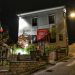 "il la casa principale di combai di notte illuminato"