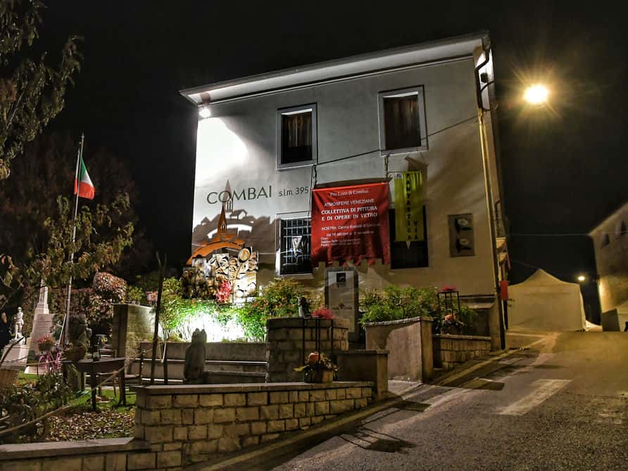 "il la casa principale di combai di notte illuminato"