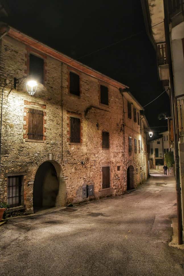 "combai di notte una stradina"