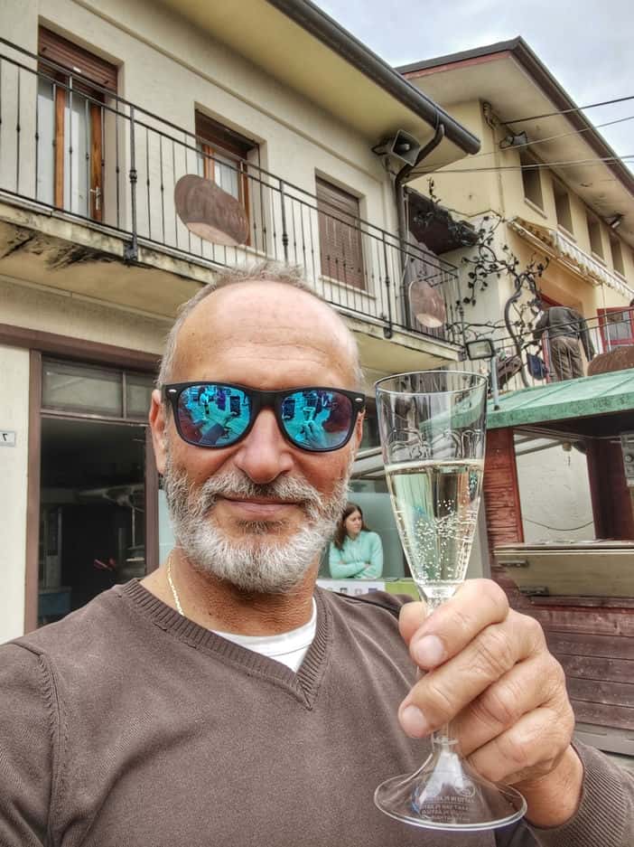 "io luca rubbis che brindo con bicchiere di vino"