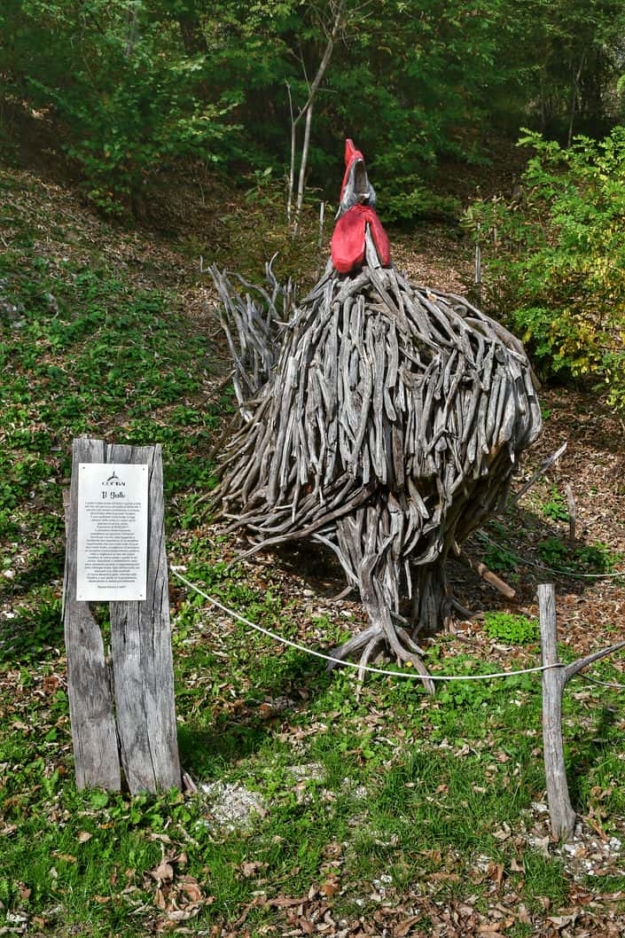 "scultura in rami di albero il gallo"